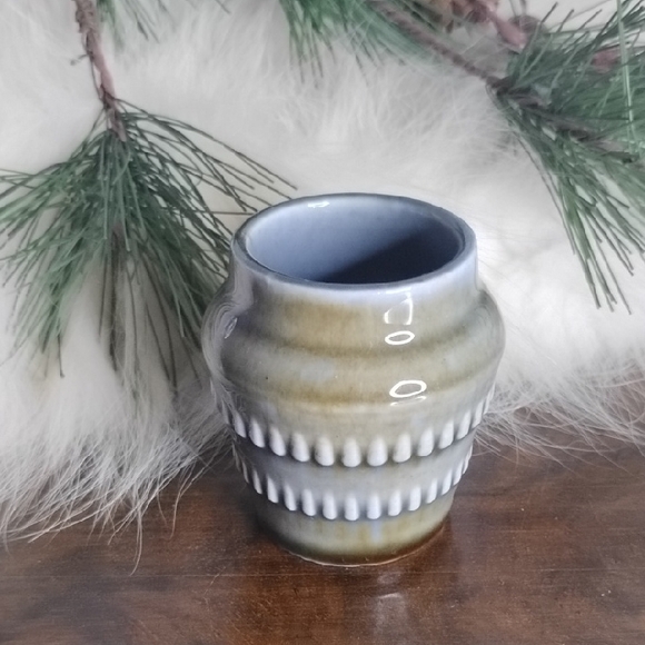 Ceramic Vase with Ribbed Design - Picture 1 of 5